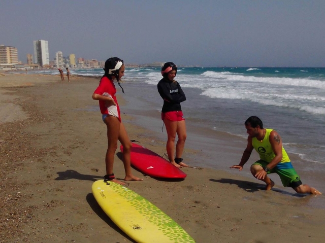Escuchando los consejos del monitor de surf